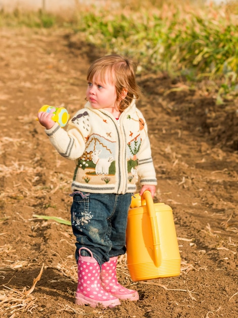 Bambina in fattoria.