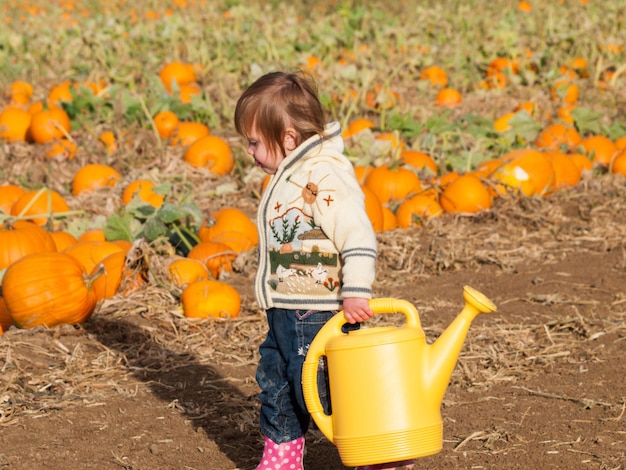 Bambina in fattoria.