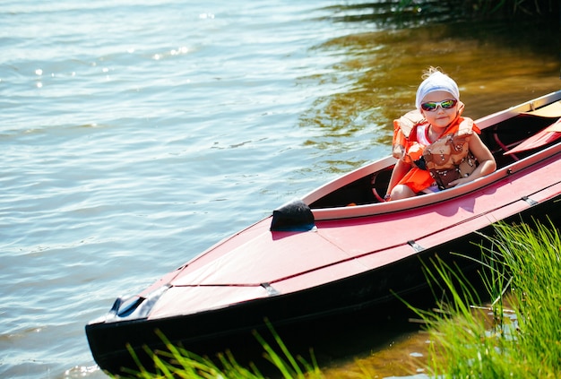 Bambina in kayak. Vacanza in famiglia.