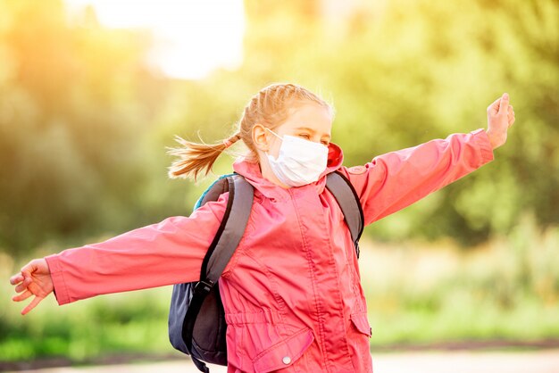 Bambina in maschera dopo la scuola