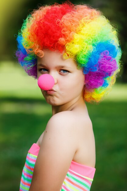 Bambina in parrucca da clown