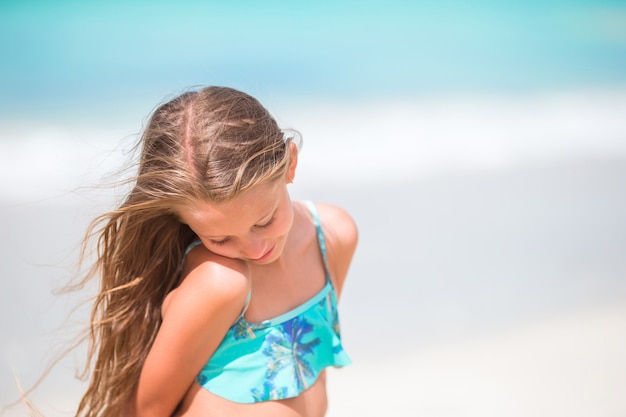 Bambina in spiaggia durante la vacanza dei Caraibi.