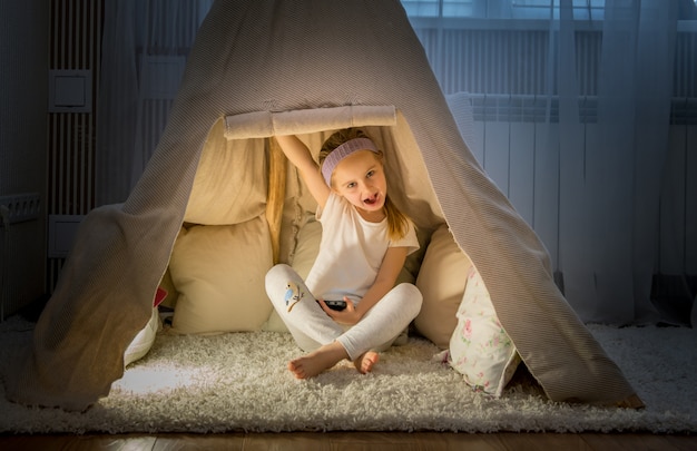 Bambina in tenda tepee nella sala