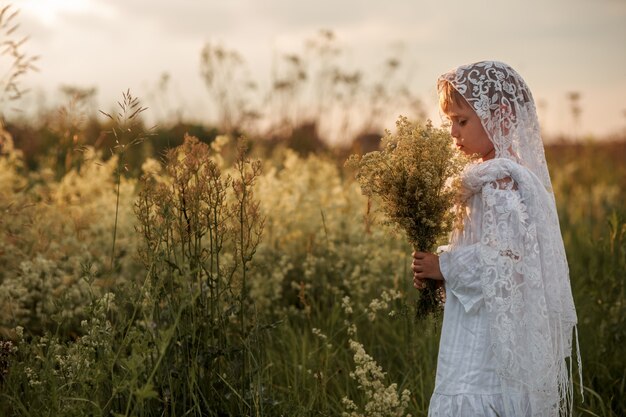 Bambina in un abito bianco