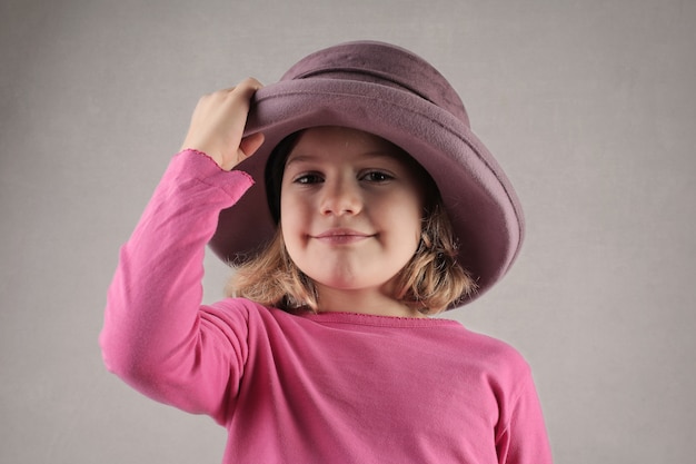 Bambina in un buffo cappello