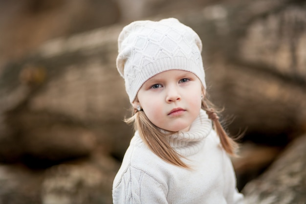 Bambina in un campo con le trecce