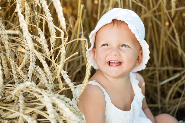 Bambina in un campo di grano