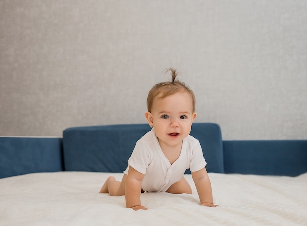 bambina in un corpetto bianco sul divano