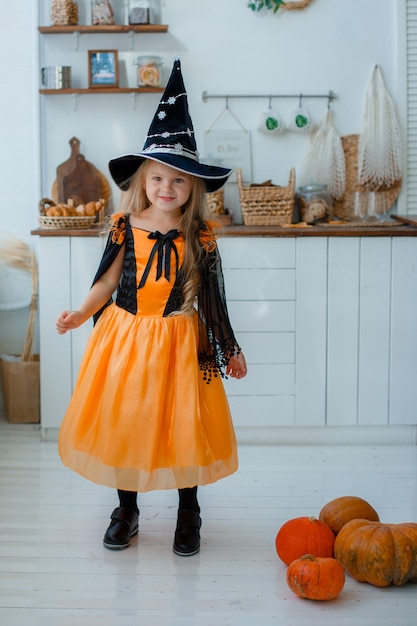 Bambina in un costume da strega