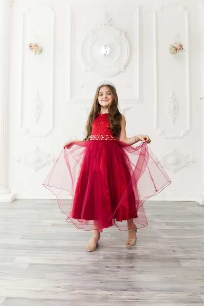 Bambina in un vestito alla moda