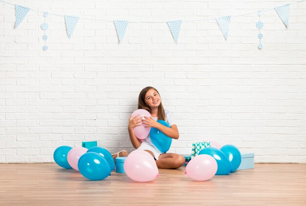 Bambina in una festa di compleanno