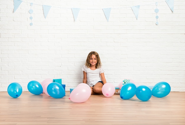 Bambina in una festa di compleanno