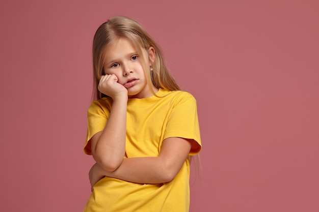 Bambina in una maglietta gialla. manca