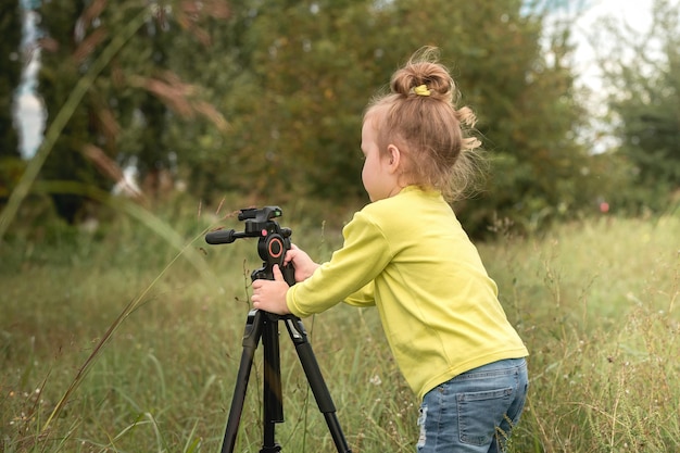 bambina in una passeggiata nella stagione calda