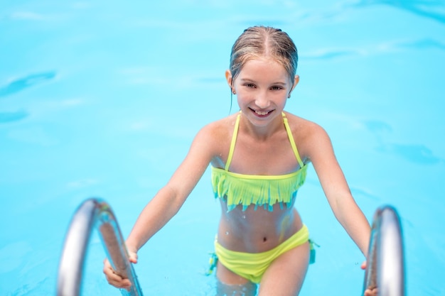 Bambina in una piscina