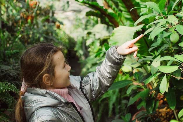 Bambina in una serra o in un giardino d'inverno