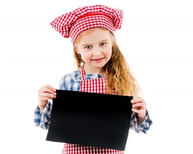 Bambina in uniforme da cuoco con carta bianca