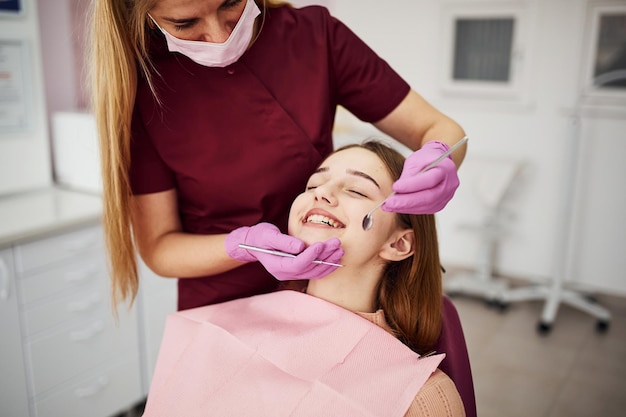 Bambina in visita dentista in clinica Concezione di stomatologia