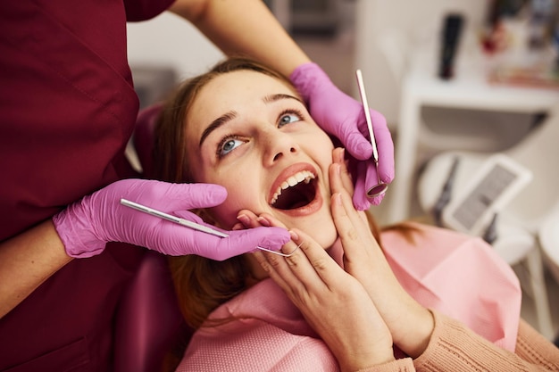 Bambina in visita dentista in clinica Concezione di stomatologia