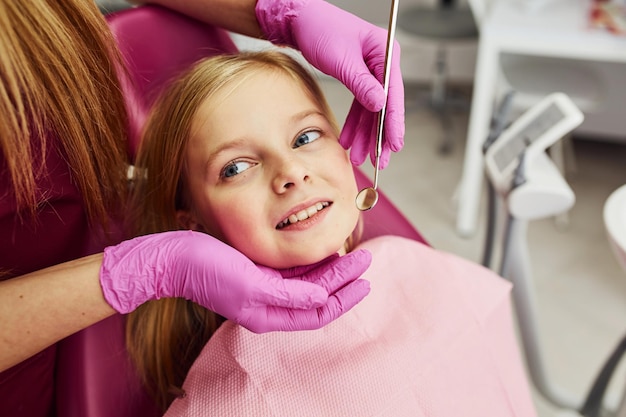 Bambina in visita dentista in clinica Concezione di stomatologia