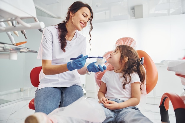Bambina in visita dentista in clinica Concezione di stomatologia