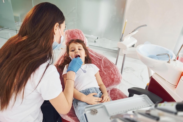 Bambina in visita dentista in clinica Concezione di stomatologia