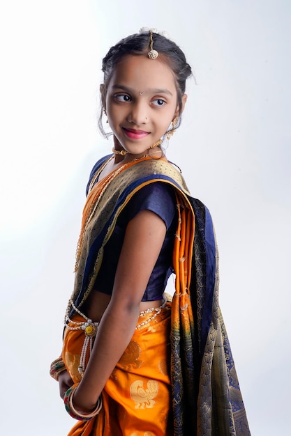 Bambina indiana marathi nel tradizionale saree blu navwari su sfondo bianco