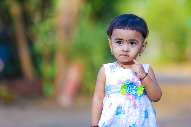 Bambina indiana sveglia che gioca nel parco