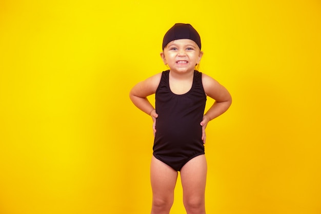 Bambina indossa abito da spiaggia. Estate e concetto di vacanza