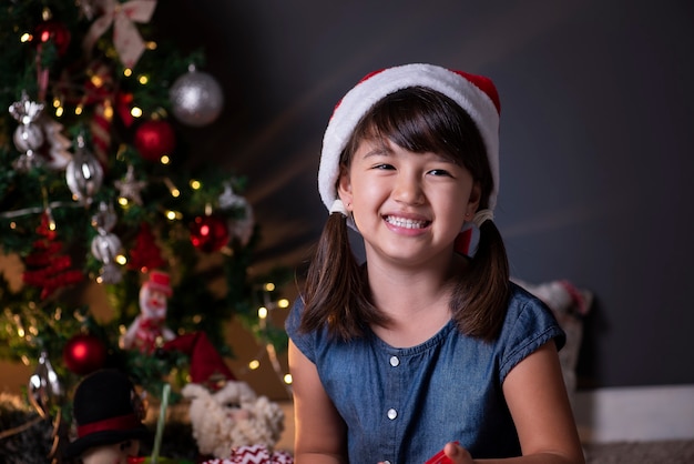 Bambina indossa il cappello della Santa nella decorazione di Natale