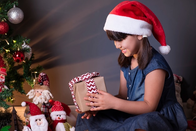 Bambina indossa il cappello della Santa nella decorazione di Natale