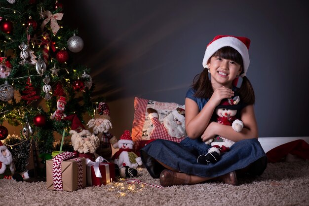 Bambina indossa il cappello della Santa nella decorazione di Natale