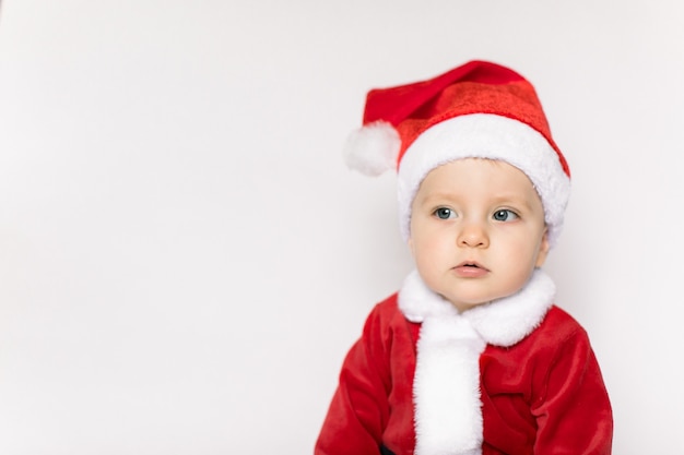 Bambina indossa il costume di Babbo Natale