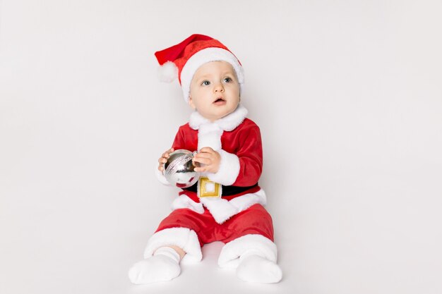 Bambina indossa il costume di Babbo Natale