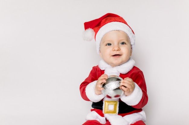 Bambina indossa il costume di Babbo Natale