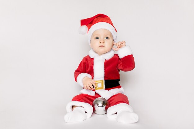 Bambina indossa il costume di Babbo Natale