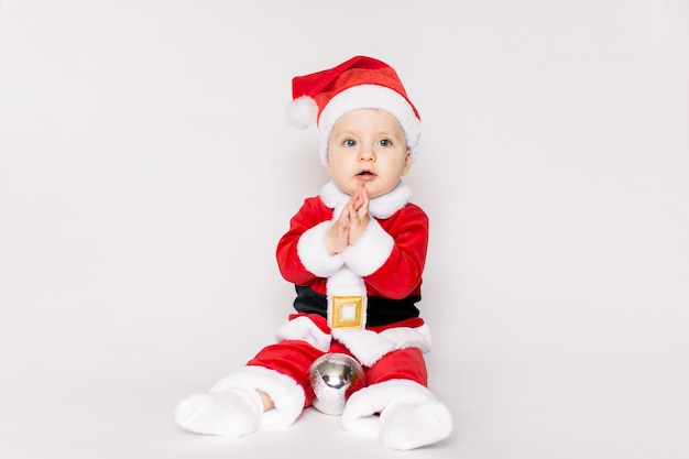 Bambina indossa il costume di Babbo Natale