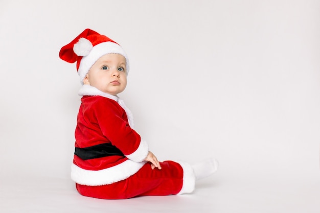 Bambina indossa il costume di Babbo Natale