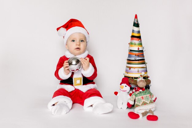 Bambina indossa il costume di Babbo Natale