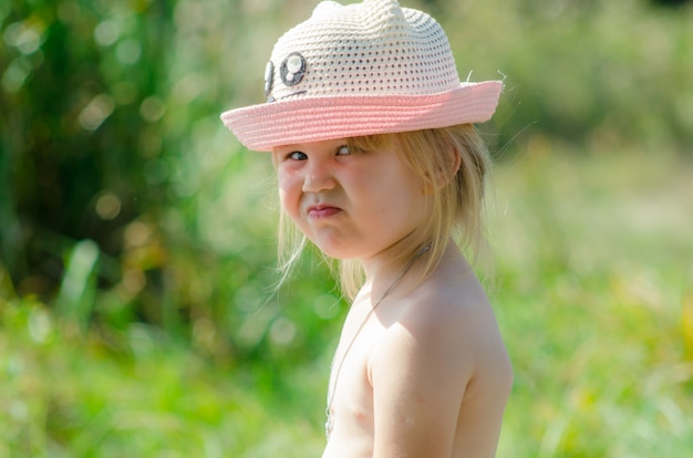 Bambina infelice sulle vacanze estive sulla natura