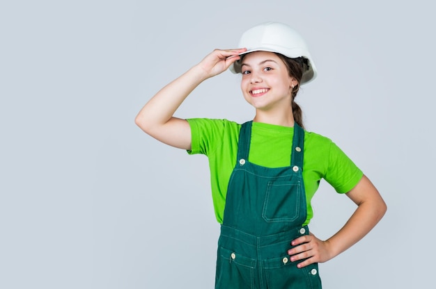 Bambina ingegnere che visita il sito di costruzione concetto di infanzia e istruzione bambino che costruisce un bambino carino che indossa un casco da costruzione concetto di felicità per l'infanzia