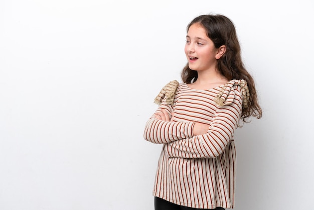 Bambina isolata su sfondo bianco felice e sorridente