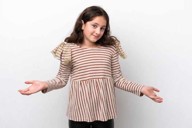 Bambina isolata su sfondo bianco felice e sorridente