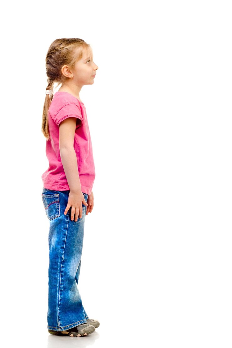 Bambina isolata su sfondo bianco