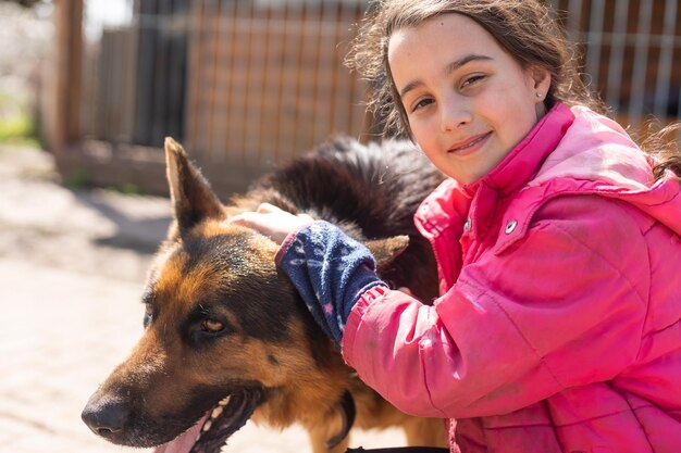 Bambina latina con il suo grosso cane in campagna