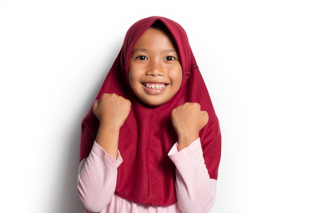 Bambina musulmana asiatica su sfondo bianco