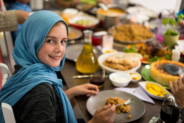 Bambina musulmana cenando a casa con la sua famiglia