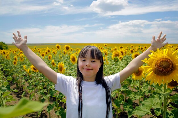 Bambina nel campo di girasoli