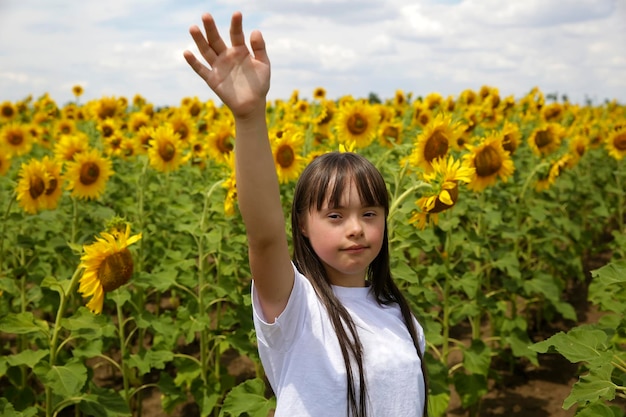 Bambina nel campo di girasoli