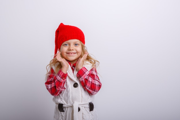 bambina nel cappello santa su sfondo grigio